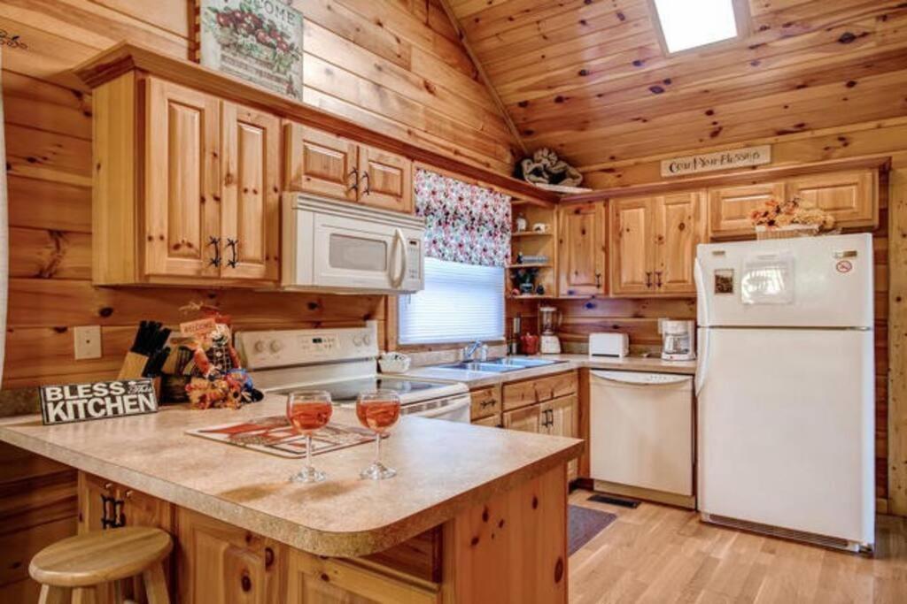 Great Location Pool Table Hot Tub Βίλα Gatlinburg Εξωτερικό φωτογραφία