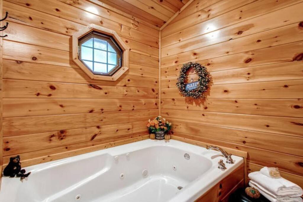 Great Location Pool Table Hot Tub Βίλα Gatlinburg Εξωτερικό φωτογραφία
